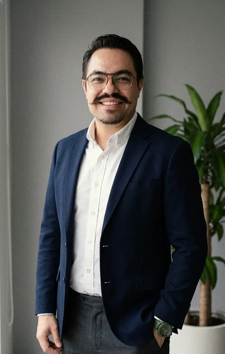 Antonio Morales de pie con traje azul